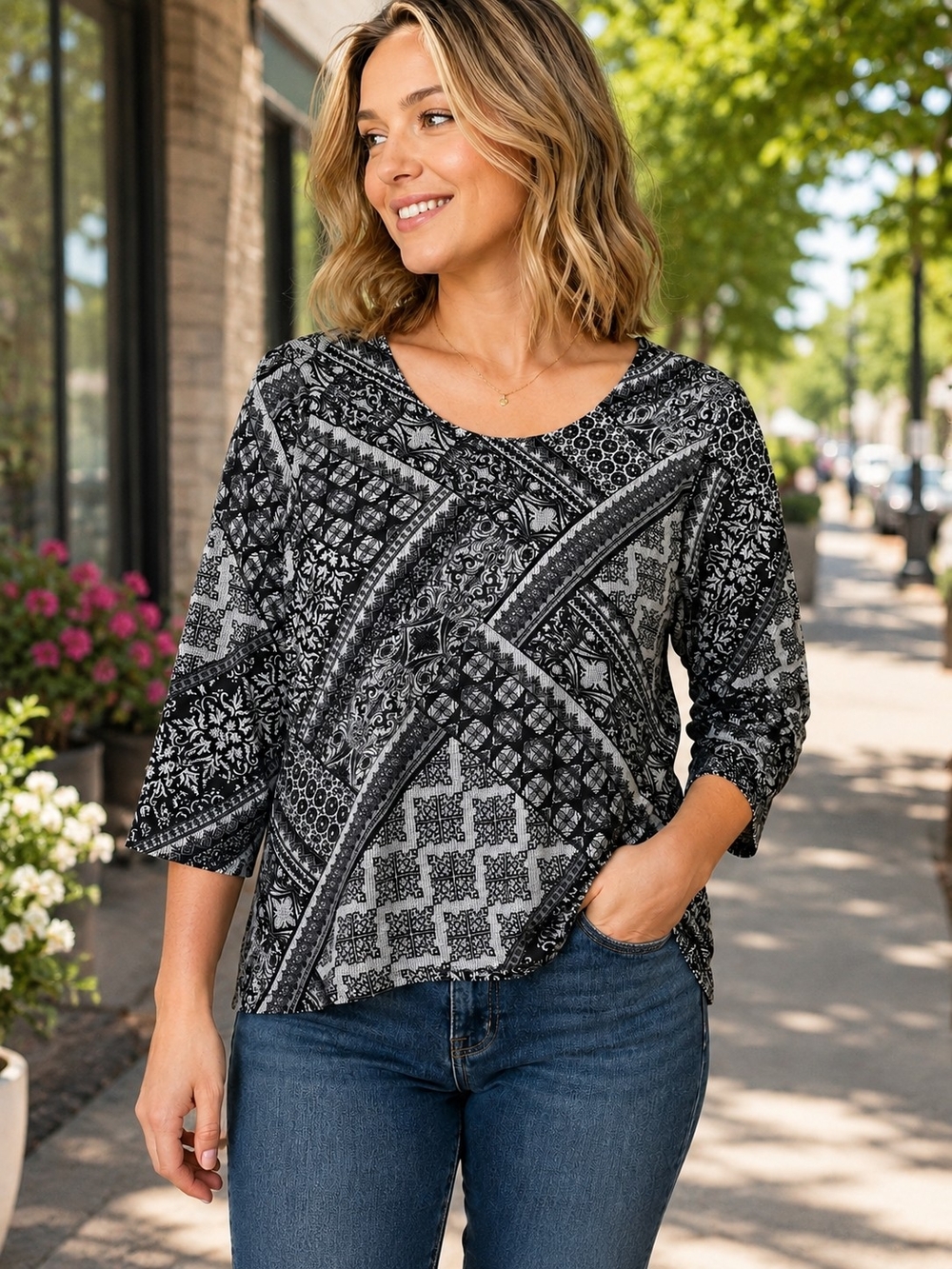 Brochure Size Large Black & White Patterned 3/4 Sleeve Stretch Top